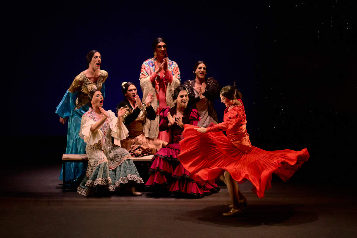 “Para mí, la pluralidad de la danza son las infinitas formas que hay para representarla, los infinitos cuerpos y sus personalidades, y en “Viva!!”, los bailarines que están son totalmente únicos”, explica Manuel Liñán.