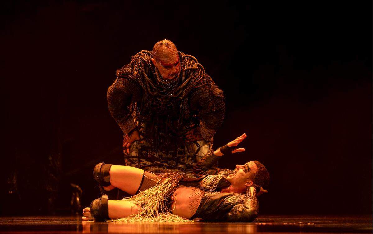 Leticia Martín (de pie), protagonista de “La Celestina”, y Georbis Martínez como el esclavo Pármeno, en otra escena de la producción que FUNDarte y Teatro El Público trajeron al Miami Dade County Auditorium entre el 26 y el 28 de enero pasado. 