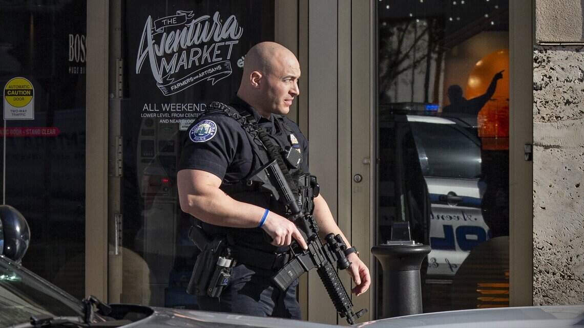 Tres heridos tras tiroteo en el famoso Aventura Mall de Miami. La gente huye despavorida