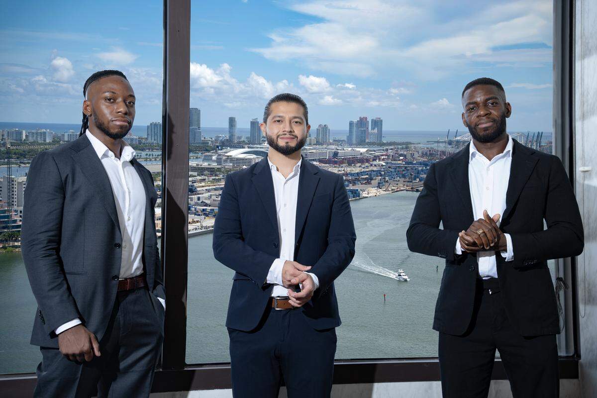 Luis Carchi (cen.), Emmanuel Udotong y Isaiah Udotong , fundadores de la plataforma Shield, con sede en Miami.