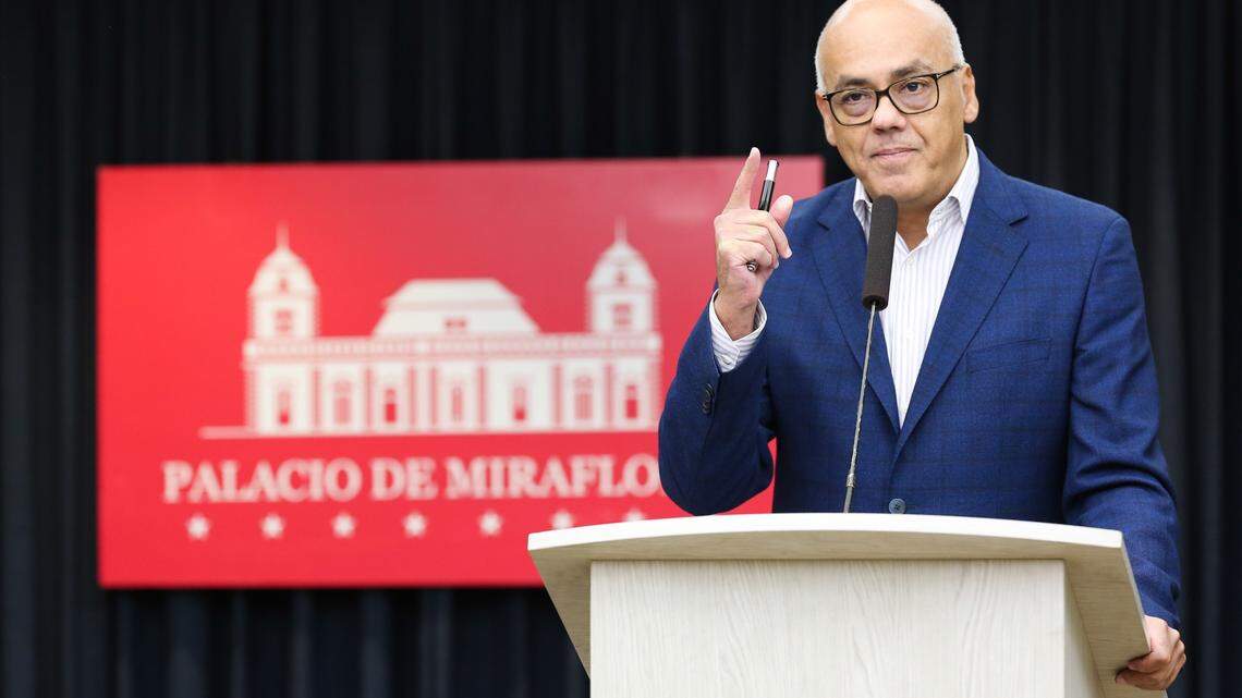 El vicepresidente de Comunicación, Cultura y Turismo, Jorge Rodríguez, ofrece declaraciones este miércoles, desde la Sala de Prensa “Simón Bolívar” del Palacio de Miraflores, en Caracas.