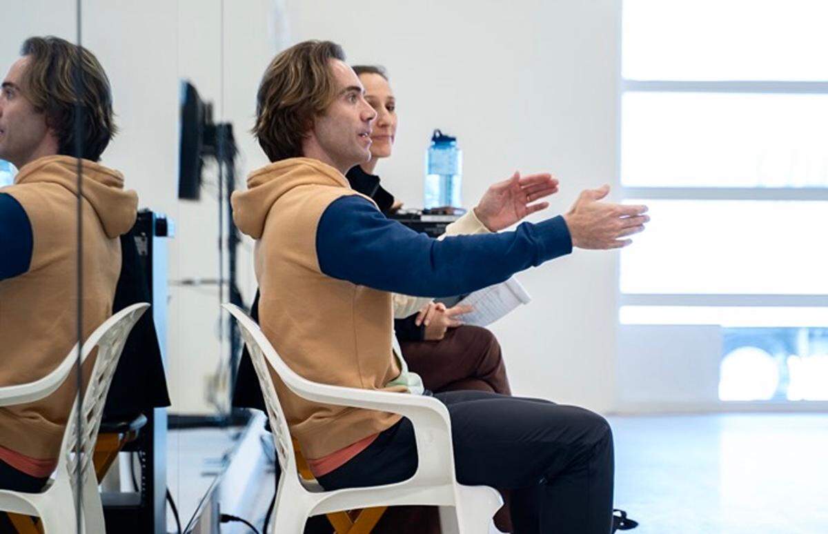 Gonzalo García y Tricia Albertson dirigiendo un ensayo de “Year of the Rabbit”, coreografía de Justin Peck. 