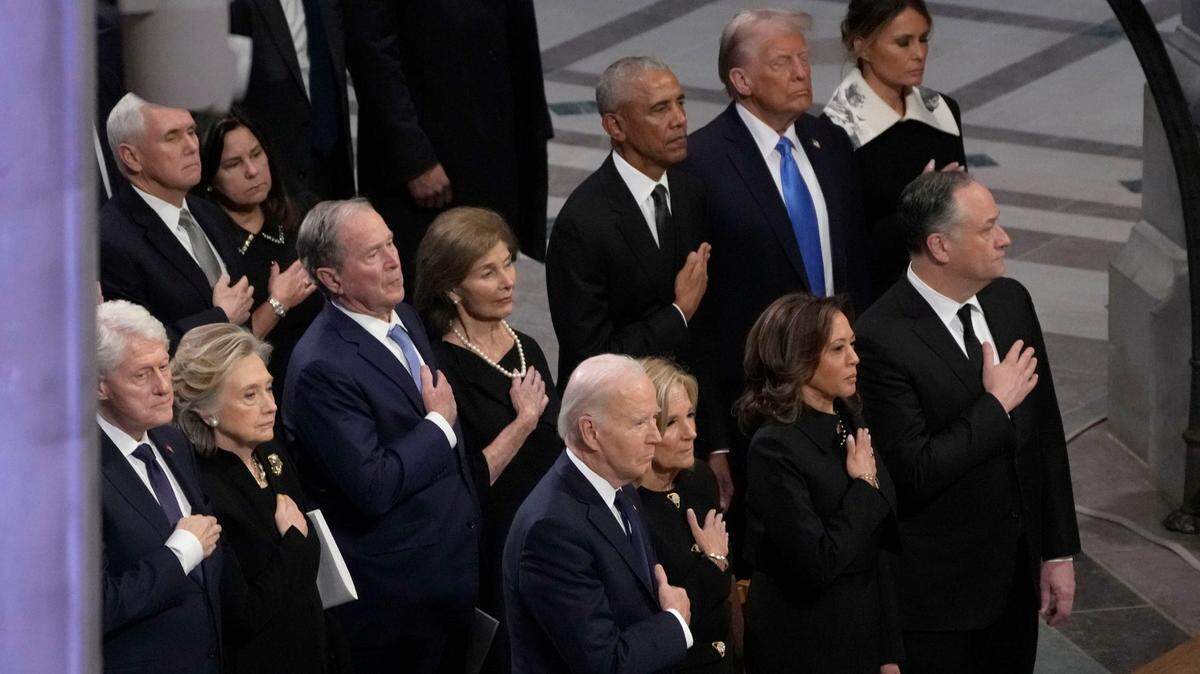 De izquierda a derecha, los expresidentes Bill Clinton, George W. Bush, Barack Obama, y el presidente electo Donald Trump, junto a sus respectivas esposas, Hillary Clinton, Laura Bush, Melania Trump, la vicepresidenta Kamala Harris y el segundo caballero Doug Emhoff, observan mientras el ataúd con los restos del expresidente Jimmy Carter es llevado a la Catedral Nacional de Washington para su funeral nacional el 9 de enero de 2025. Carter, el 39º presidente de Estados Unidos, falleció a los 100 años el 29 de diciembre de 2024 en su hogar en Plains, Georgia.