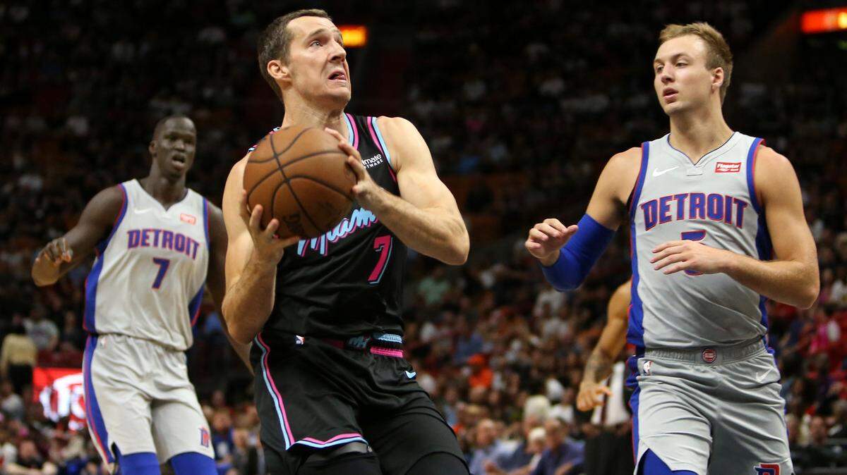 Goran Dragic entra al aro por el Heat ante la marca de Luke Kennard, de los Pistons, el 23 de febrero de 2019 en Miami.