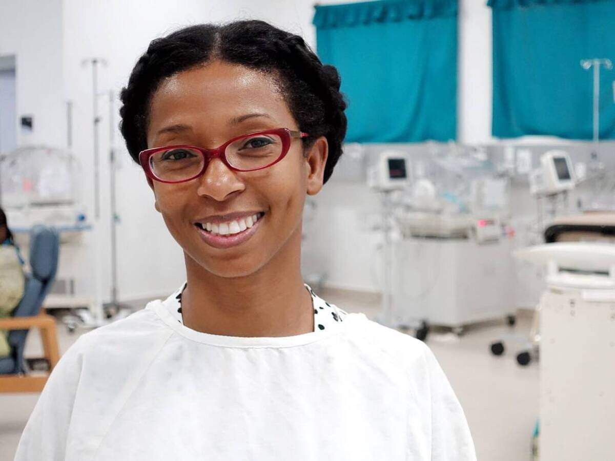 Marc Jumlisse, una enfermera del Hospital Universitario de Mirebalais, la primera instalación médica en Haití que abre sus puertas a pacientes infectados con COVID-19.