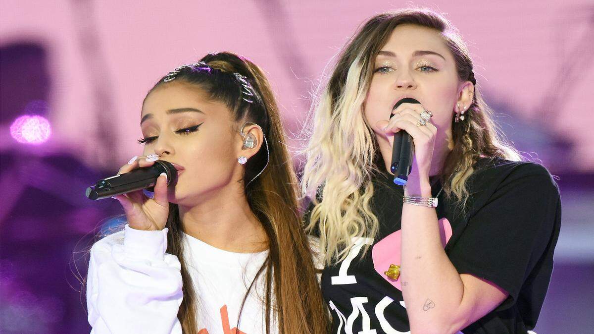 Ariana Grande y Miley Cirus en un emotivo concierto en Manchester, el domingo 4 de junio de 2017, en homenaje a las víctimas de los recientes ataques terroristas en Reino Unido. 