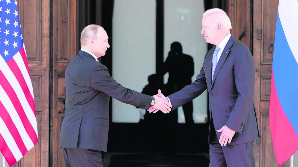 Foto de archivo del 16 de junio de 2021. &nbsp; El presidente de Estados Unidos, Joe Biden (der.) ha aceptado la propuesta francesa de mantener una cumbre con su homólogo ruso, Vladímir Putin, siempre que éste no invada Ucrania, confirmó este domingo la Casa Blanca.