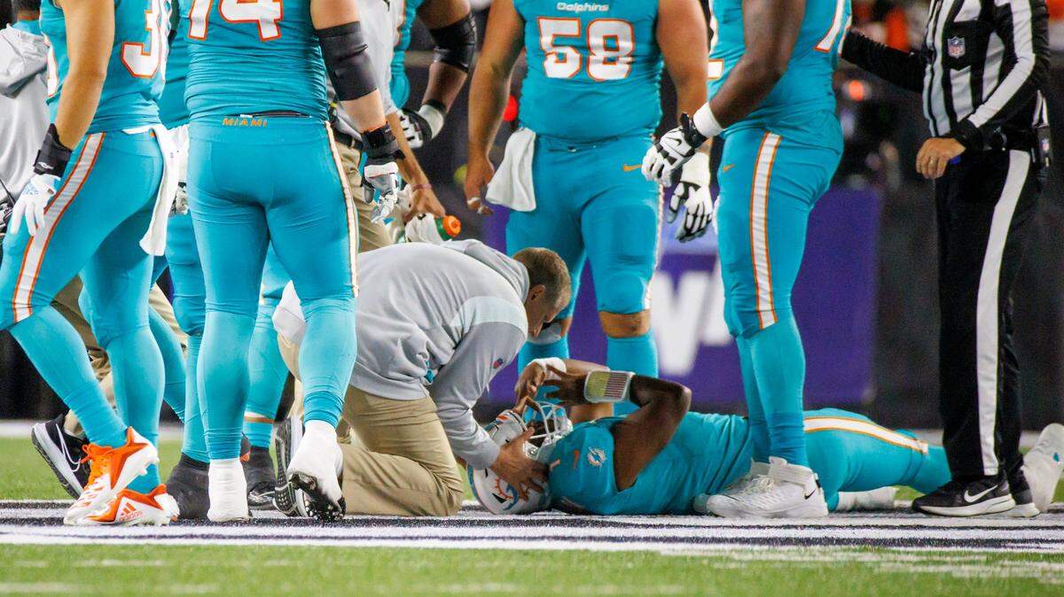 Las lesiones en la cabeza volvieron al centro de la discusión después de que el quarterback de los Dolphins, Tua Tagovailoa, se golpeó la cabeza contra el suelo y fue sacado del campo en camilla en un partido contra los Bengals  de Cincinnati el 29 de septiembre de 2022. 
