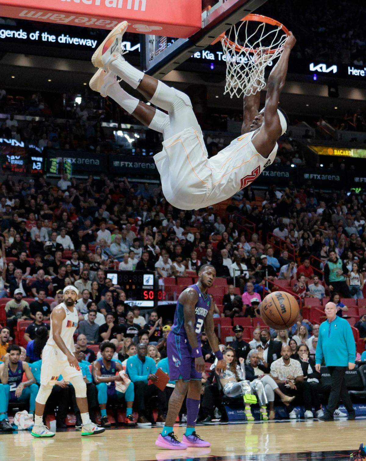 El jugador del Heat Jimmy Butler clava la pelota en el segundo cuarto del partido ante los Hornets de Charlotte, celebrado el 10 de noviembre de 2022 en Miami.