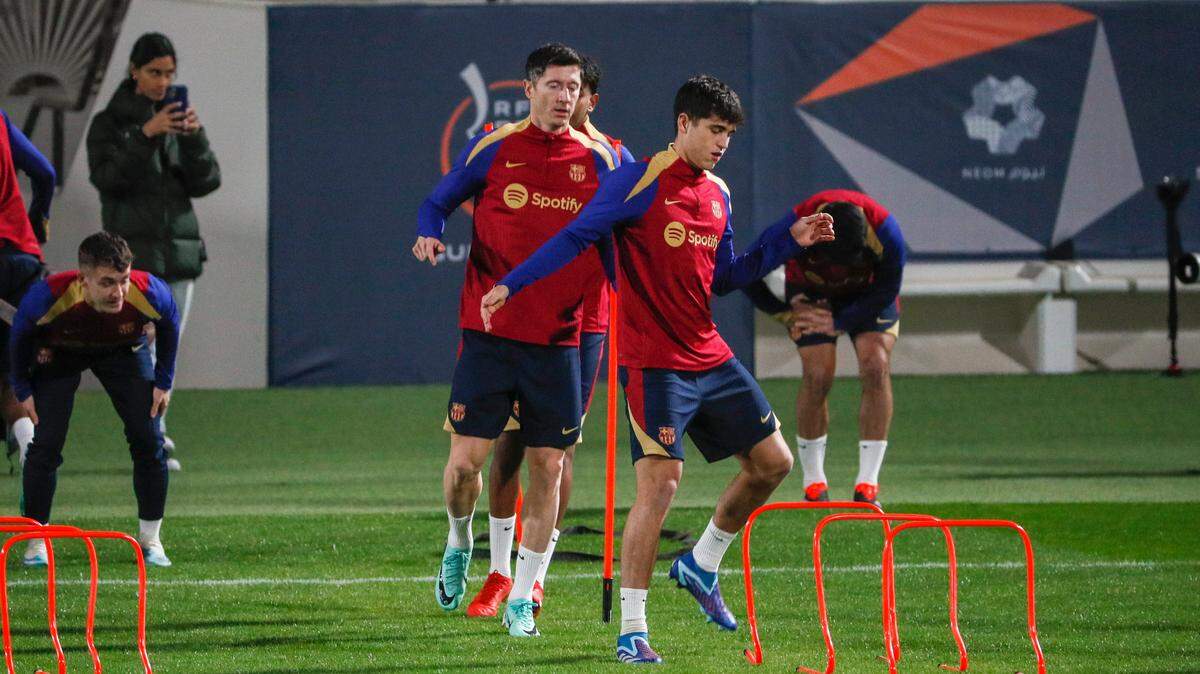 El delantero de Barcelona Robert Lewandowki (centro) entrena con vistas al partido contra el Real Madrid el domingo en la final de la Supercopa de España, que se celebrará en Riad, Arabia Saudí.