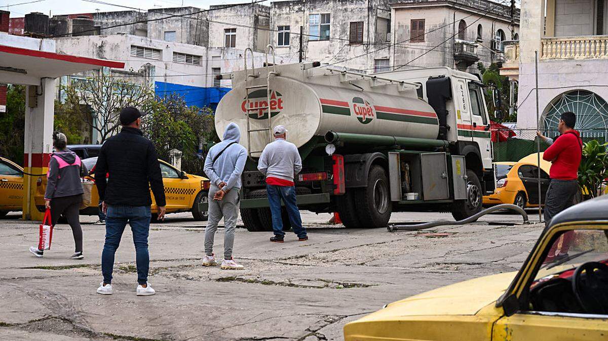 Un camión cisterna perteneciente a la empresa estatal Cupet descarga combustible en una gasolinera en La Habana, Cuba,  el 28 de enero de 2026. 