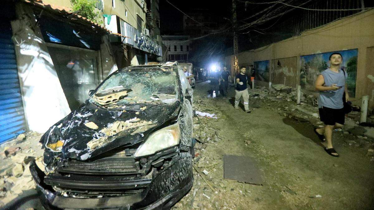 Vista de vehículo dañado luego de un ataque israelí contra un edificio cercano en el suburbio sur de Beirut, Líbano, el 30 de julio de 2024.
