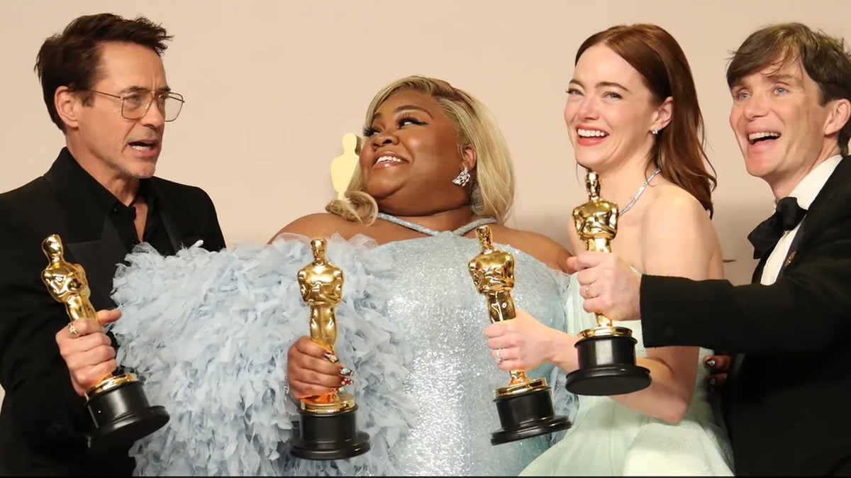 Los ganadores de los Premios Oscar Robert Downey Jr., Da’Vine Joy Randolph, Emma Stone y Cillian Murphy (de izq. a der.) posan al finalizar la ceremonia el 10 de marzo de 2024 en Los Angeles.