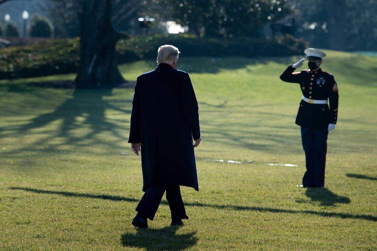 En esta foto de archivo tomada el 12 de enero de 2021, el presidente de los Estados Unidos, Donald Trump, camina hacia el Marine One frente a la Casa Blanca en Washington, DC, de camino a Alamo, Texas.