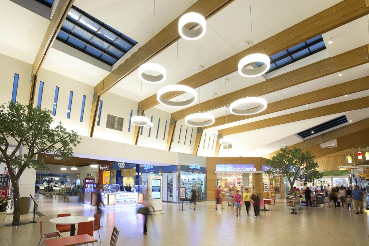 Feria de comida de Westland Mall, centro comercial, adquirido por Centennial, firma de inversión inmobiliaria con una cartera nacional en 2021