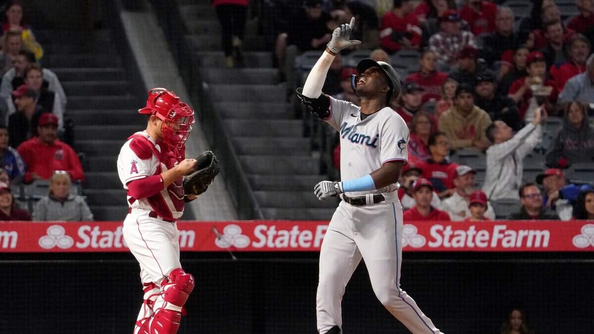 El jardinero de los Marlins Jesús Sánchez celebra tras pegar un jonrón en el cuarto inning del partido ante los Angels, celebrado el 11 de abril de 2002 en Los Angeles.