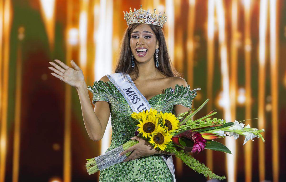 Lina Luaces waves to the crowd after winning and being crowed Miss Universe Cuba 2025 during the beauty pageant at Milander Park on Tuesday, July 8, 2025, in Hialeah, Fla.