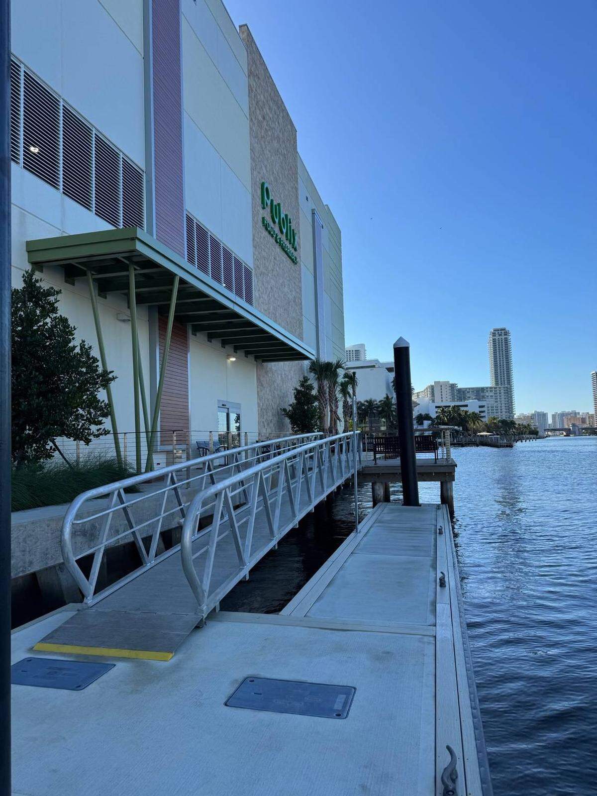 Otra vista del muelle en el nuevo Publix de Hollywood.
