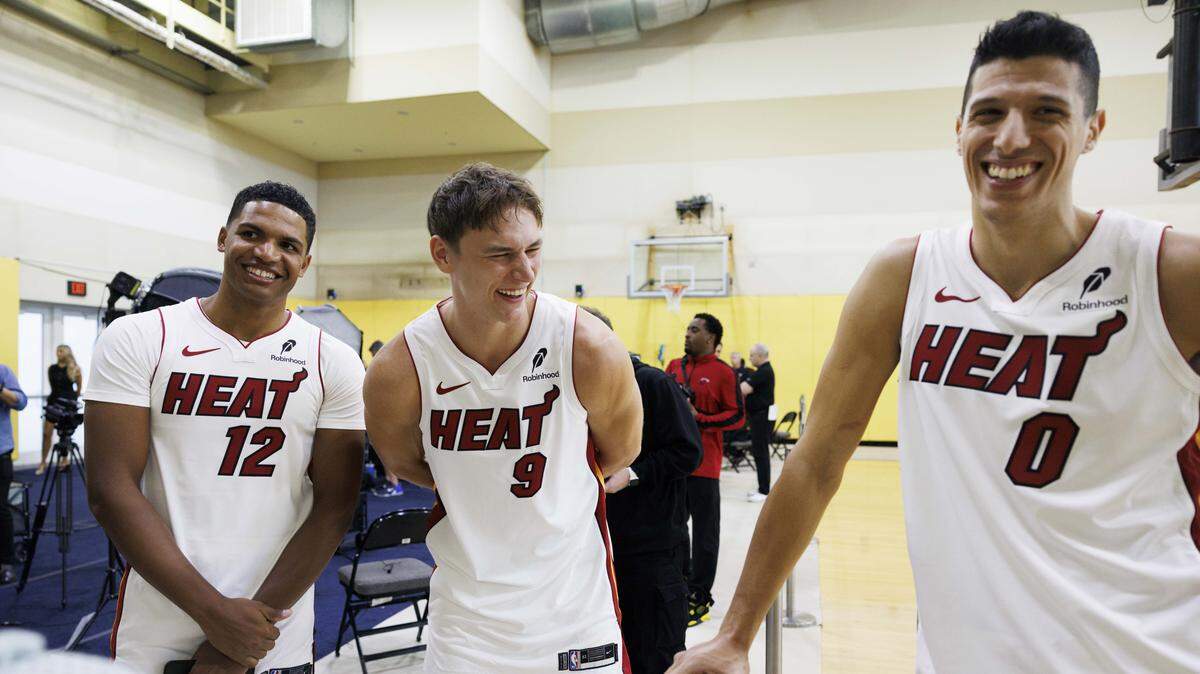 Los jugadores del Heat Dru Smith, Pelle Larsson y Simone Fontecchio bromean durante el Día de la Prensa, celebrado el 29 de septiembre de 2025 en el Kaseya Center en Miami, Florida.
