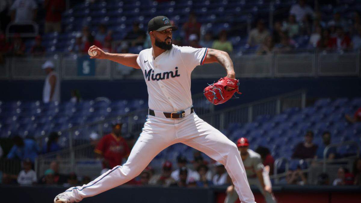El abridor de los Marlins Sandy Alcántara lanza en el primer inning del partido ante los Rojos de Cincinnati, celebrado el 23 de abril de 2025 en Miami.