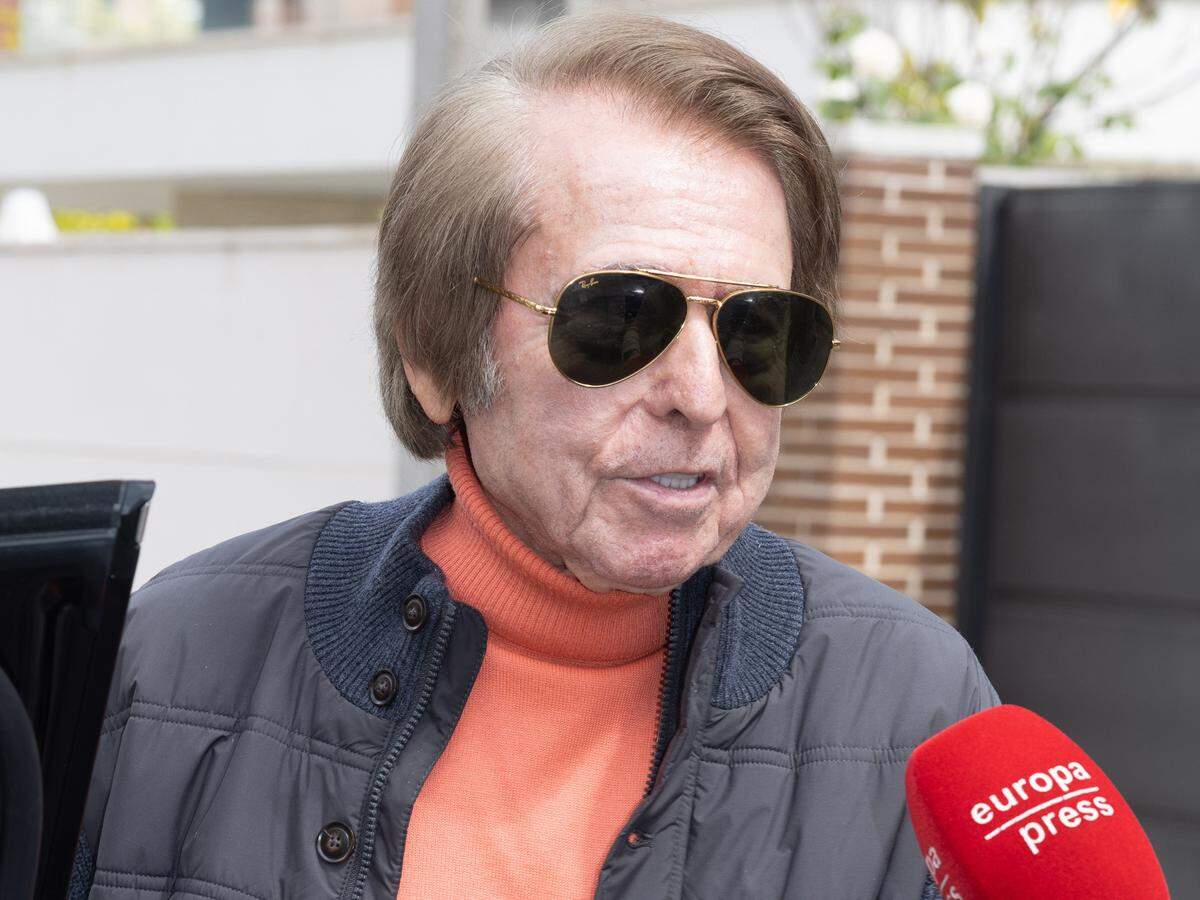 Raphael sale de su agencia de representación el día de su cumpleaños, a 05 de mayo de 2025, en Madrid (España).