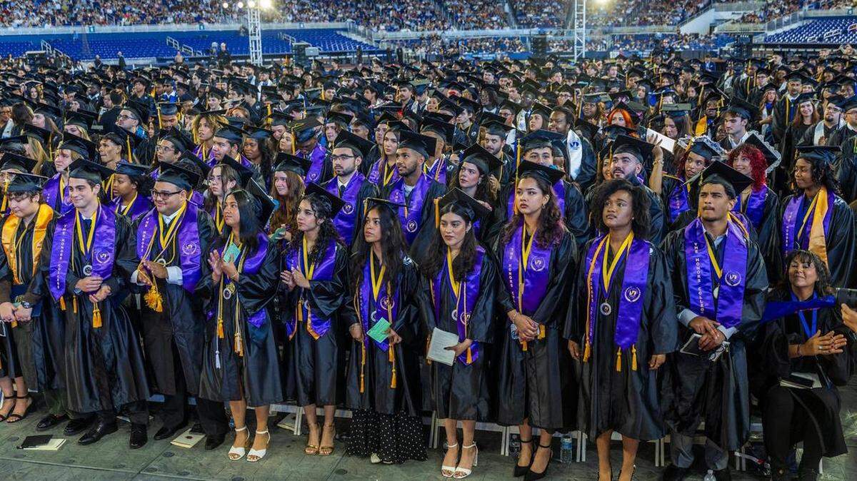 Estudiantes graduados celebran durante las ceremonias de 2025 de los campus Norte, Hialeah y Oeste del Miami Dade College en LoanDepot Park, Miami, el sábado 26 de abril de 2025.