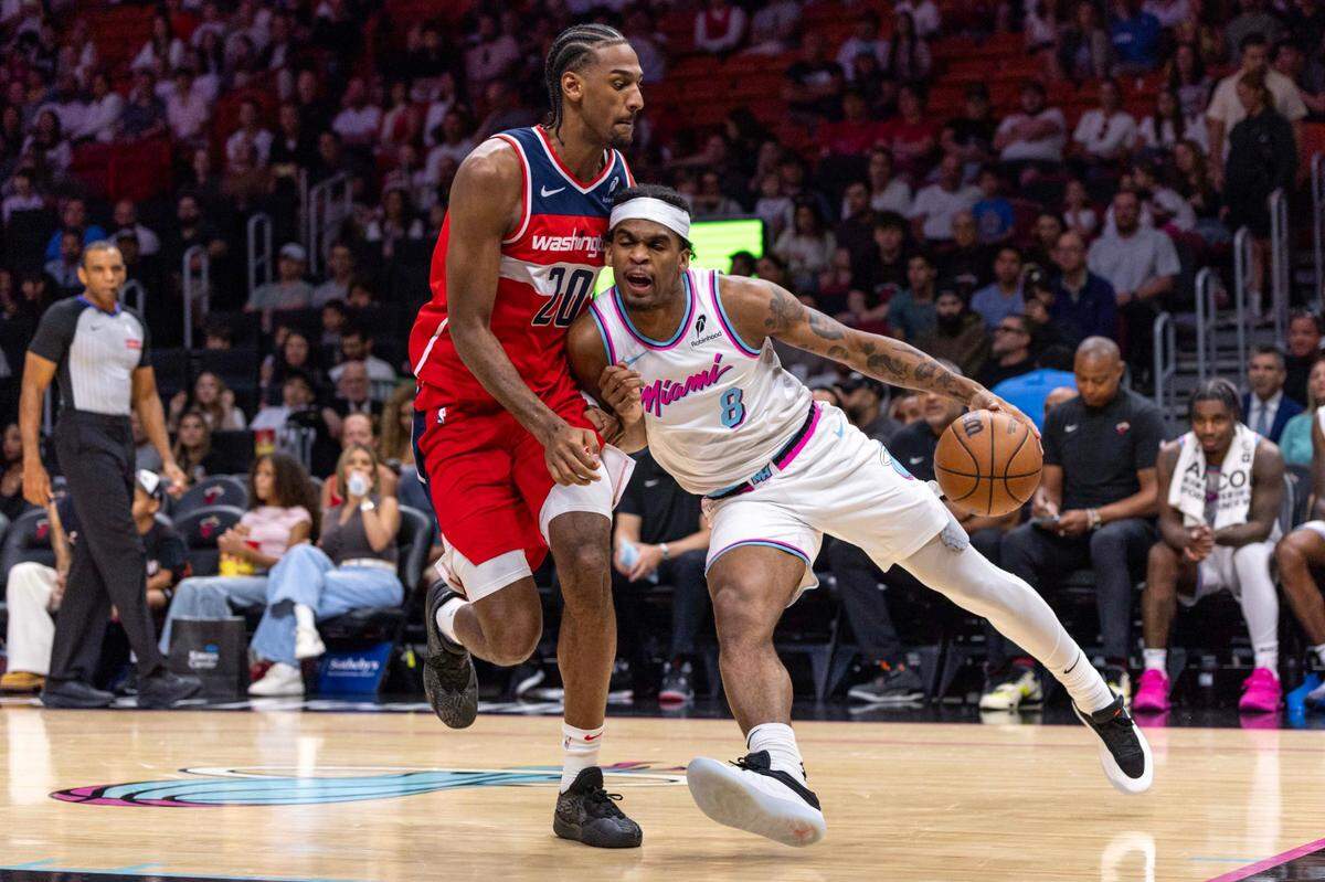 El jugador del Heat Josh Christopher (der.) entra al aro ante la marca de Alex Sarr, de los Wizards de Washington, celebrado el 13 de abril de 2025 en Miami.