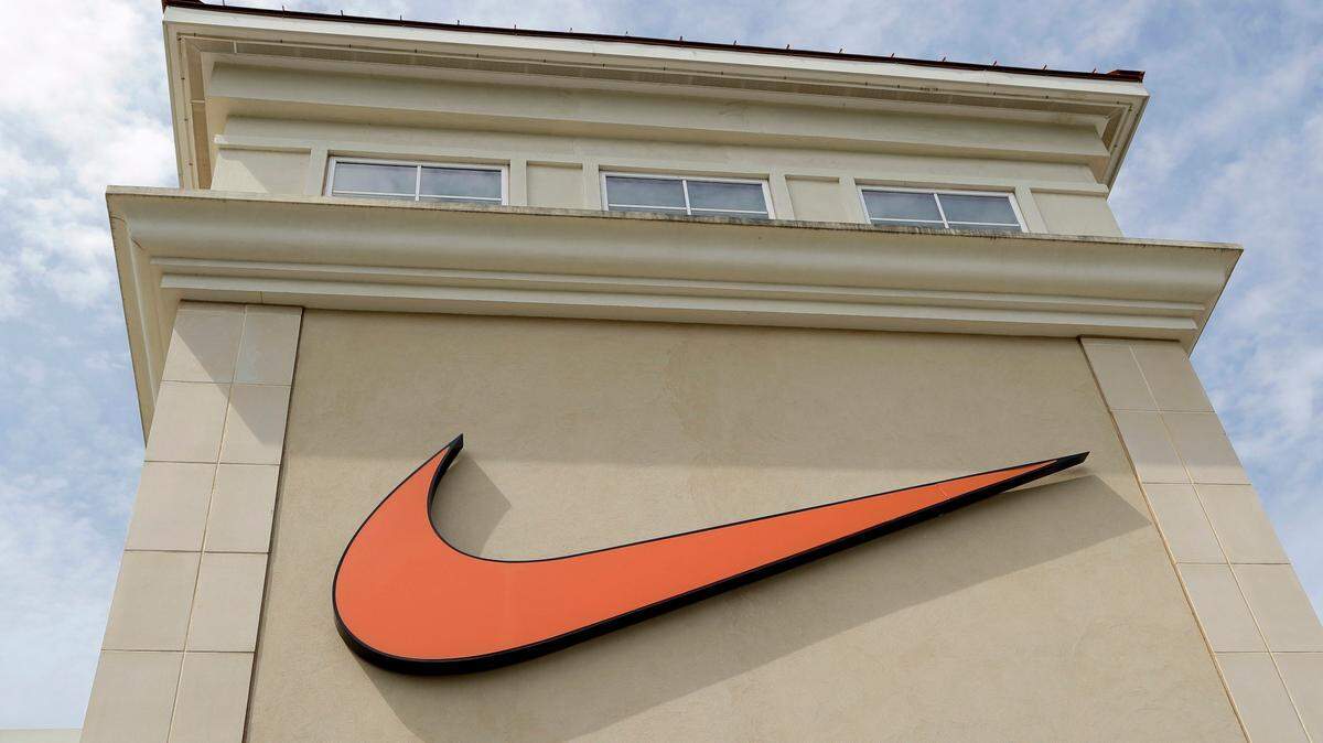 El logo de la compañía Nike se muestra en una tienda en Charlotte, Carolina del Norte, el 4 de septiembre de 2018.