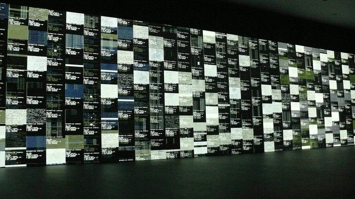 Espectáculo de Ryoji Ikeda, Berlín, Alemania. Obra elaborada a partir de tecnología informática, siendo el mismo ordenador (o la pantalla) el soporte de exhibición.