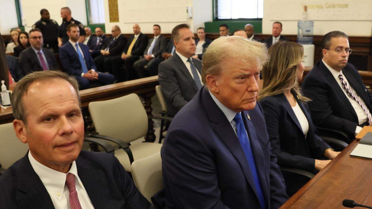 El expresidente Donald Trump (centro) comparece ante la Corte Suprema estatal en donde él y sus hijos enfrenta un juicio civil por varias acusaciones de fraude, el lunes 2 de octubre de 2023, en Manhattan, Nueva York.