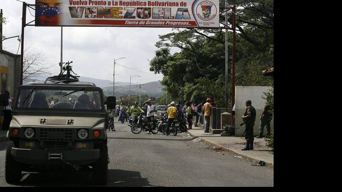 Soldados de la Guardia Nacional Venezolana vigilan el 3 de noviembre de 2009, la frontera entre Venezuela y Colombia en el puente internacional Simón Bolívar en la ciudad de San Antonio del Táchira.