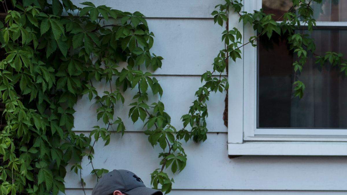 Un hombre es detenido después que le encontraron una jeringuilla, en Huntington, West Virginia, una ciudad considerada el centro de la crisis de opiáceos en ese estado. 