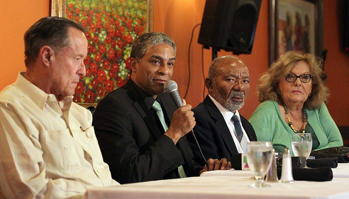 Una conferencia de prensa en junio del 2016 reunió a los disidentes Alfredo Cepero, a la izquierda, al dr. Oscar Elías Biscet, segundo de la izquierda, al Dr. Roberto Azcuy y a la periodista exiliada Nancy Pérez-Crespo en el restaurante Los Ranchos de Sweetwater.