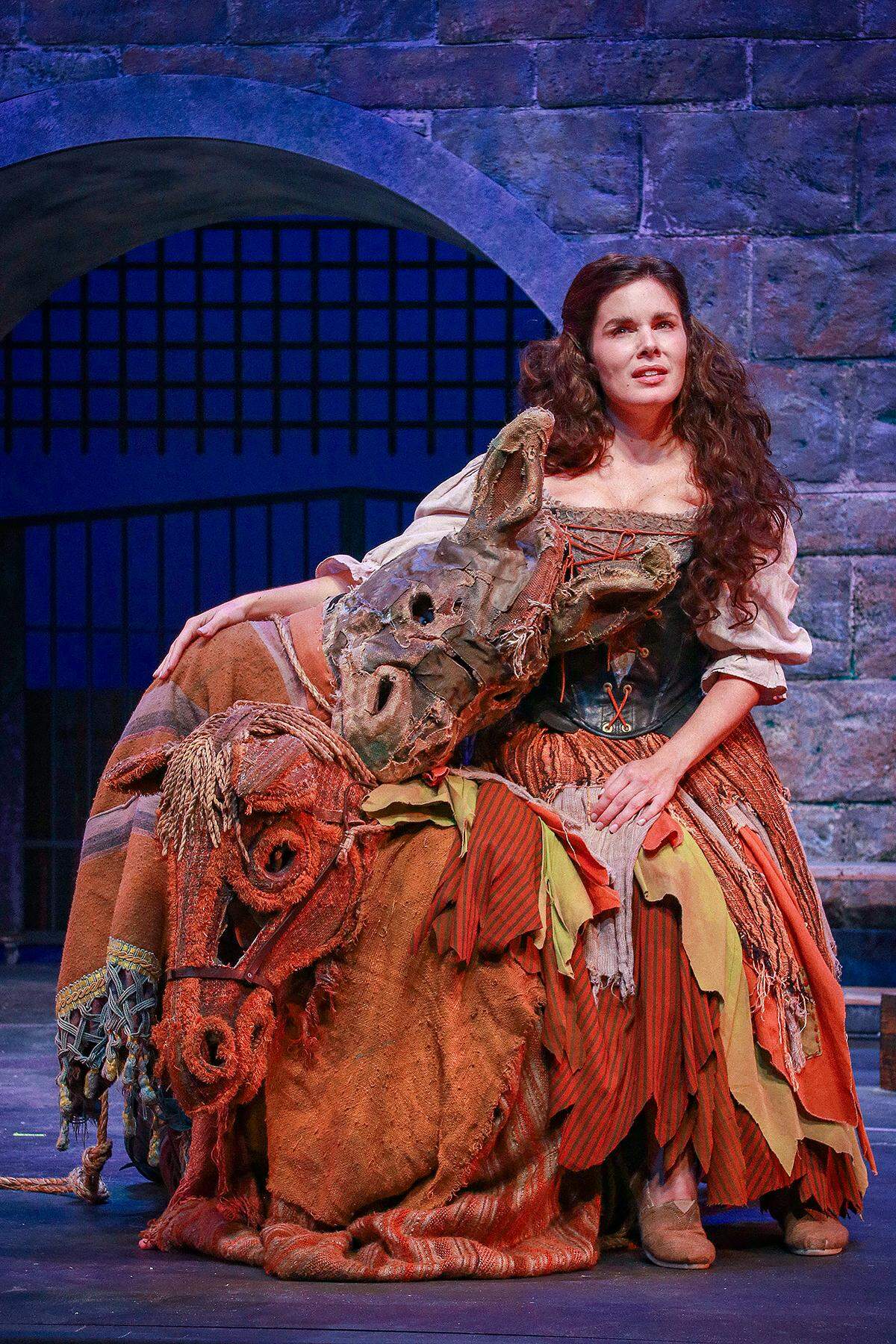 Aldonza es interpretada por Gaby Tortoledo en la producción de Actors’ Playhouse del musical “El hombre de La Mancha”. 