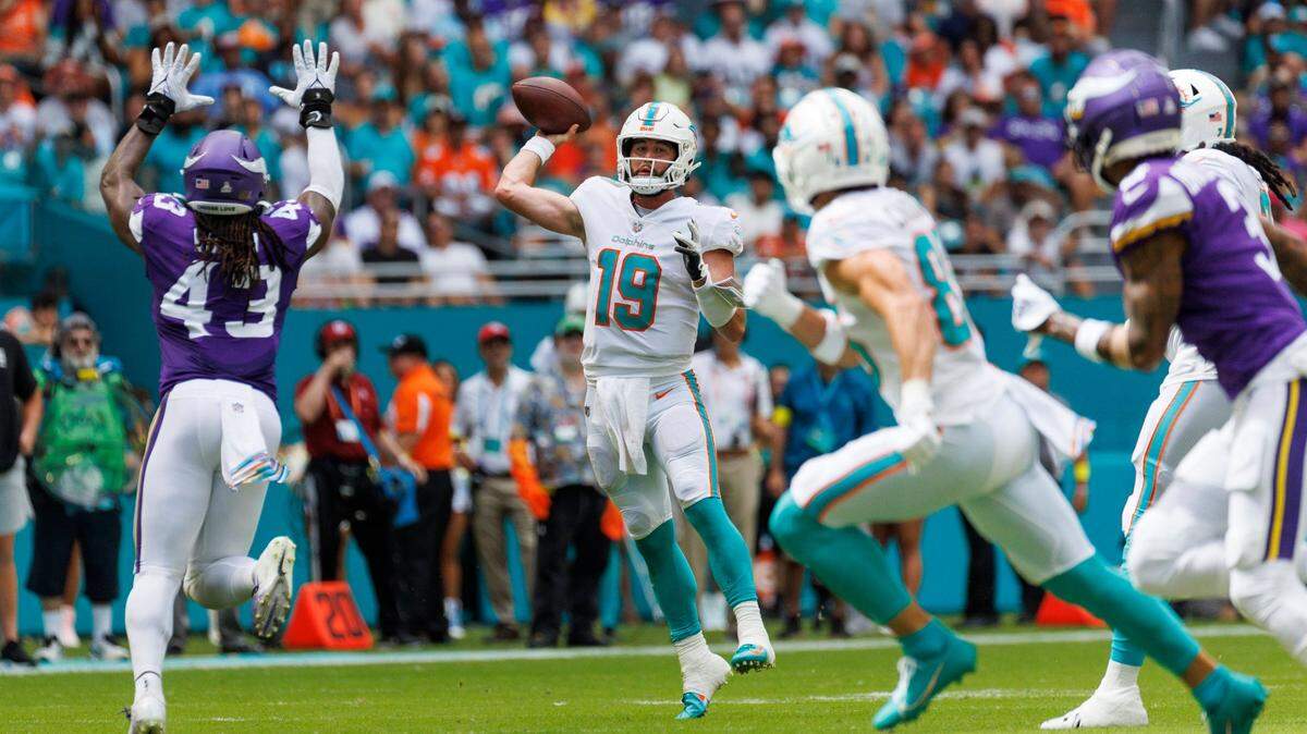 El quarterback de los Dolphins Skylar Thompson pasa el ovoide en el primer cuarto del partido celebrado el 16 de octubre de 2022 en el Hard Rock Stadium de Miami Gardens, Florida.