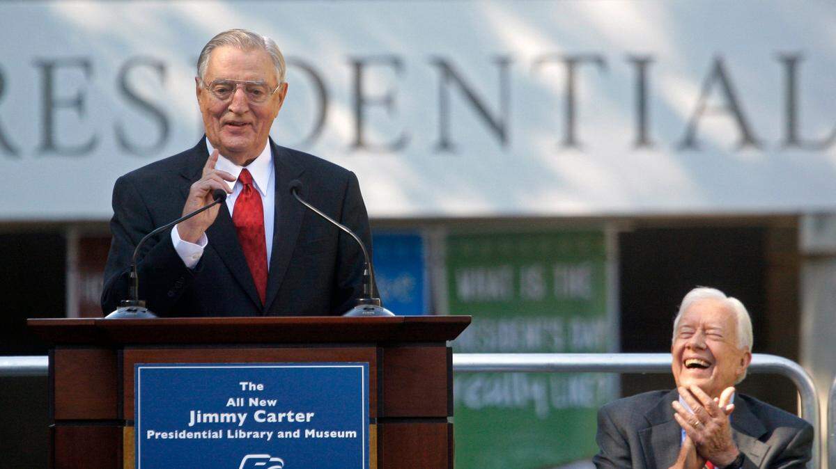 En esta foto de archivo del 1ro de octubre de 2009 el exvicepresidente de Estados Unidos Walter Mondale habla en un acto en Atlanta. A su lado ríe el expresidente Jimmy Carter.