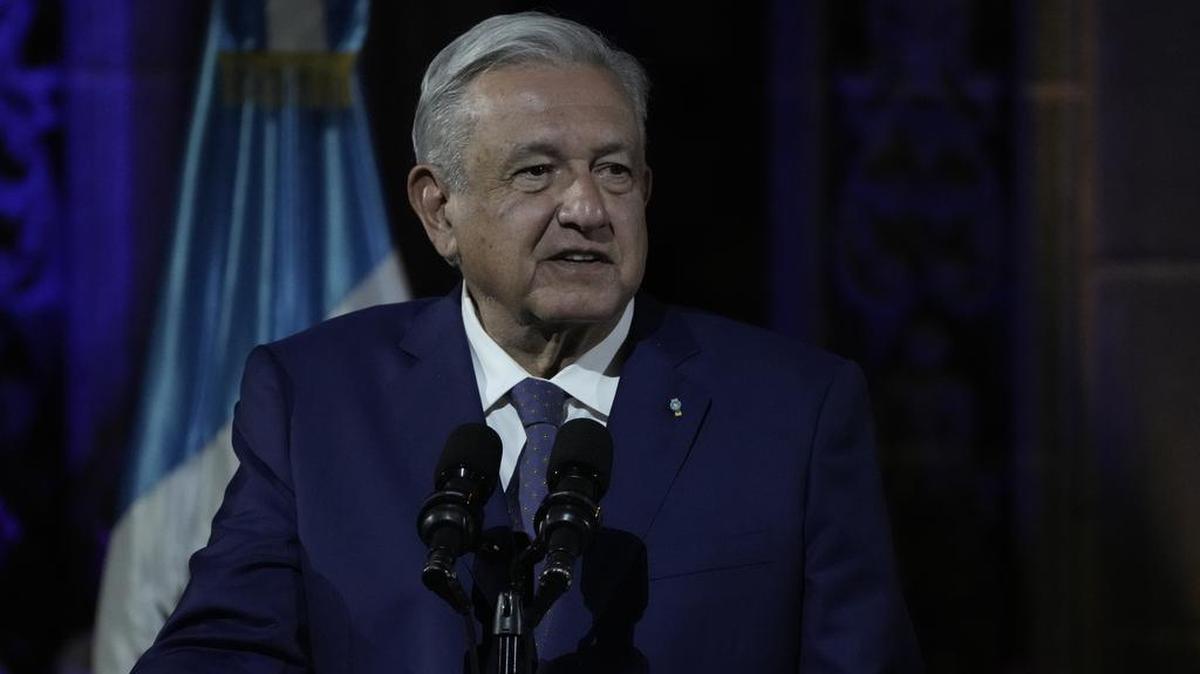 El presidente mexicano Andrés Manuel López Obrador participa en una conferencia de prensa conjunta con su homólogo guatemalteco Alejandro Giammattei, el 5 de mayo de 2022, en el Palacio Nacional de Ciudad de Guatemala. (AP Foto/ Castillo)