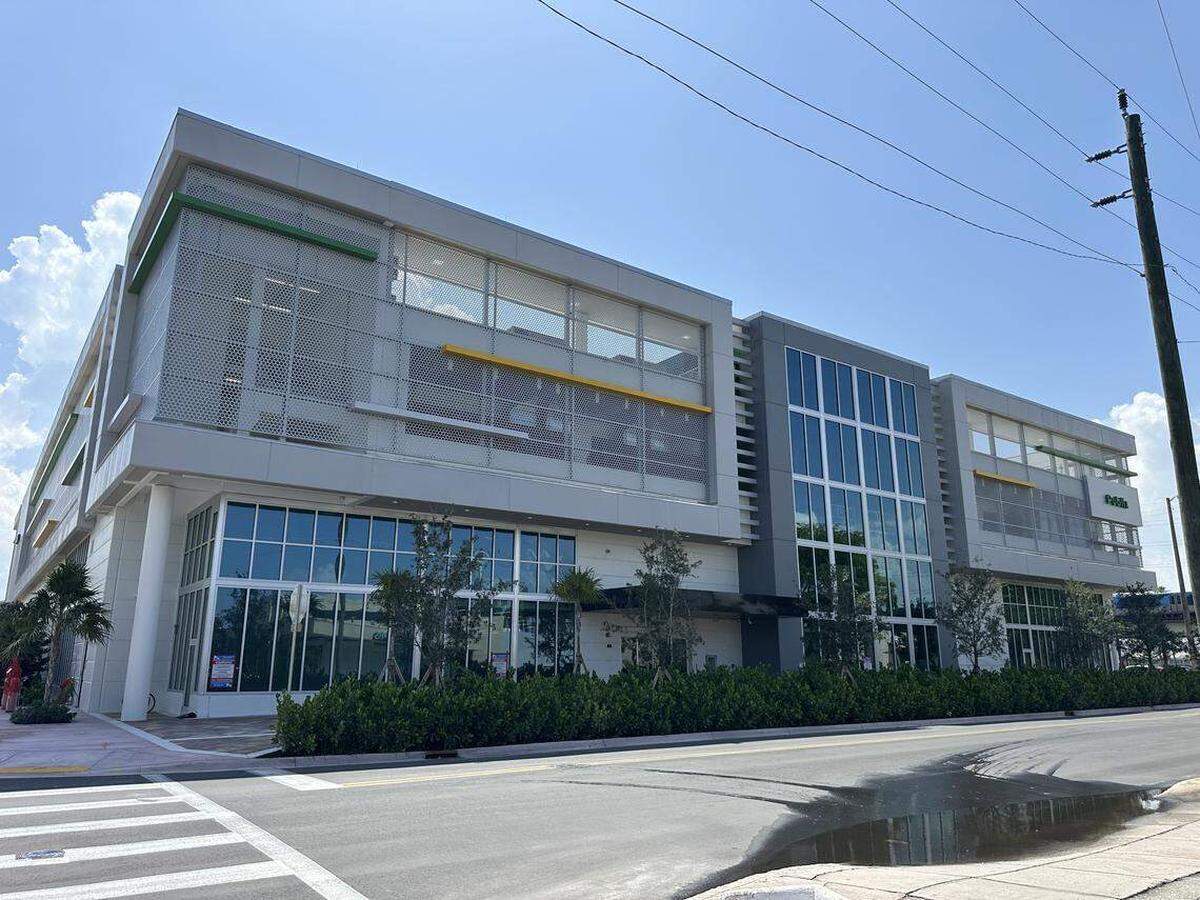 El nuevo Riviera Plaza Publix, ubicado en el 1542 South Dixie Highway, se ve desde la calle Yumuri en Coral Gables, y está a punto de completarse, como se ve en esta foto del 25 de agosto de 2025. La tienda abrirá el 25 de septiembre, según Publix.