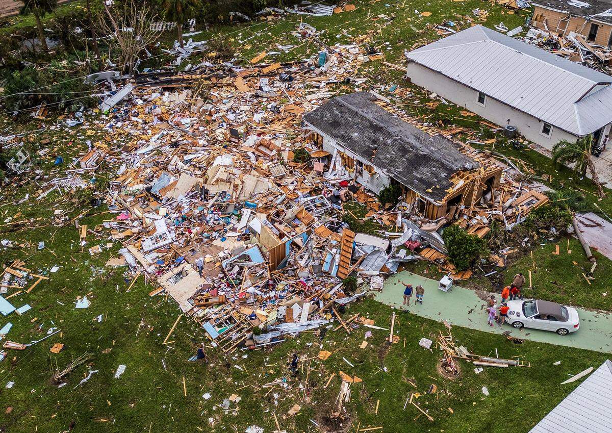 Vista aérea de la destrucción causada por un par de tornados que arrasaron viviendas en Spanish Lakes Country Club Village, lo que dejó varias personas muertas horas antes de que el huracán Milton tocara tierra en la costa oeste de Florida el 9 de octubre de 2024.