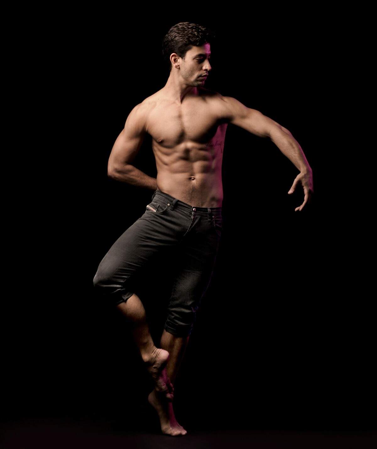 Kleber Rebello, de Miami City Ballet, bailará “Solstice in Solace” de Ariel Rose, junto a Renan Cerdeiro.