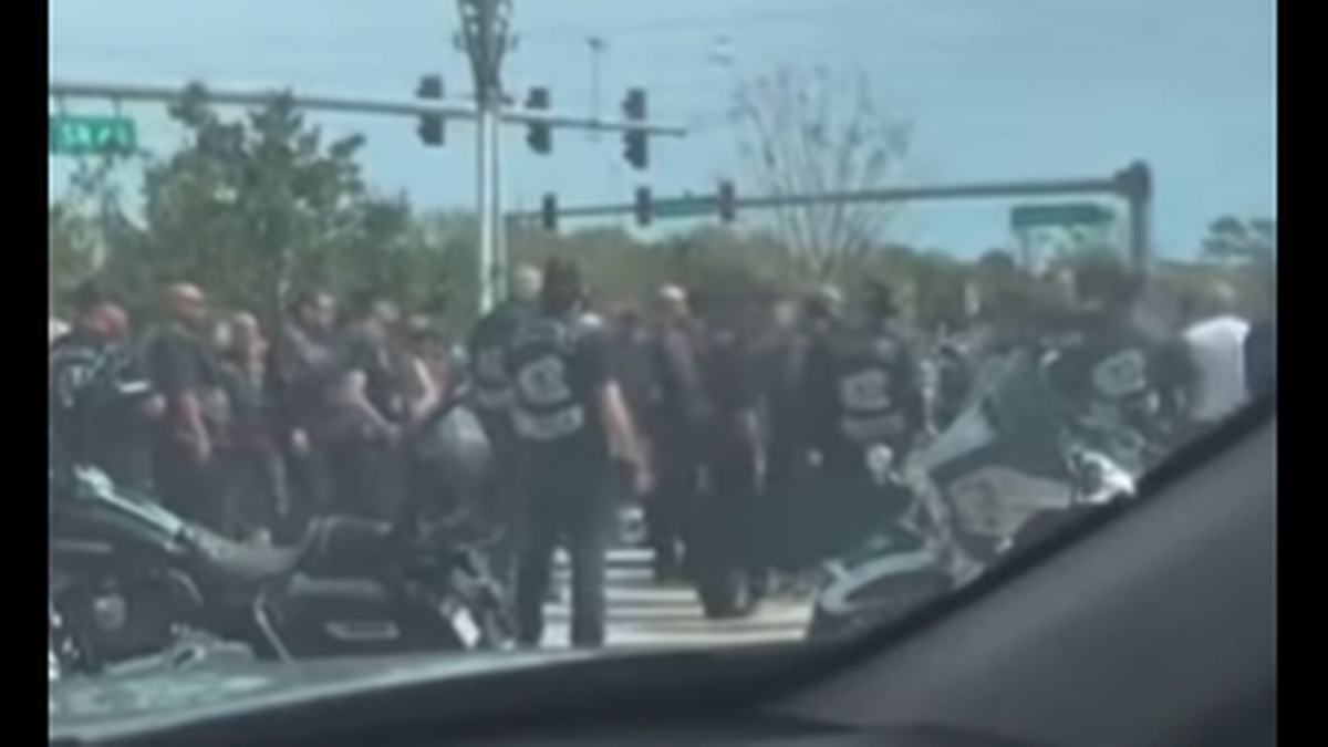 Docenas de motociclistas estuvieron involucrados en la pelea el 8 de marzo frente a una gasolinera RaceTrac en New Smyrna Beach, Florida, según la policía. Captura de video de Instagram de What’s Shady In Daytona.