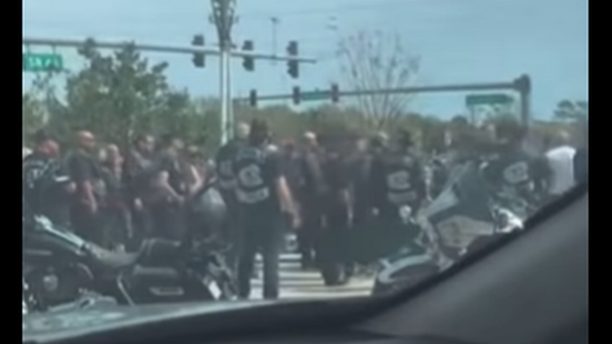 Docenas de motociclistas estuvieron involucrados en la pelea el 8 de marzo frente a una gasolinera RaceTrac en New Smyrna Beach, Florida, según la policía. Captura de video de Instagram de What’s Shady In Daytona.