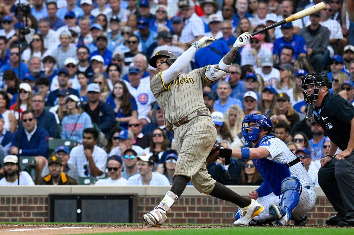 El tercera base de los Padres de San Diego Manny Machado batea un jonrón en el quinto inning del partido ante los Cachorros, celebrado el 1ro de octubre de 2025 en Chicago.