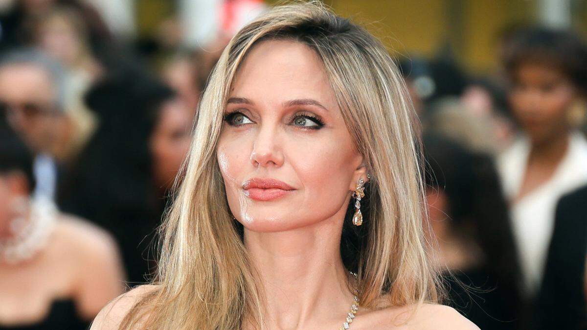 Angelina Jolie asiste a la alfombra roja de “Eddington” durante la 78ª edición del Festival de Cine de Cannes, en el Palais des Festivals, el 16 de mayo de 2025 en Cannes, Francia.