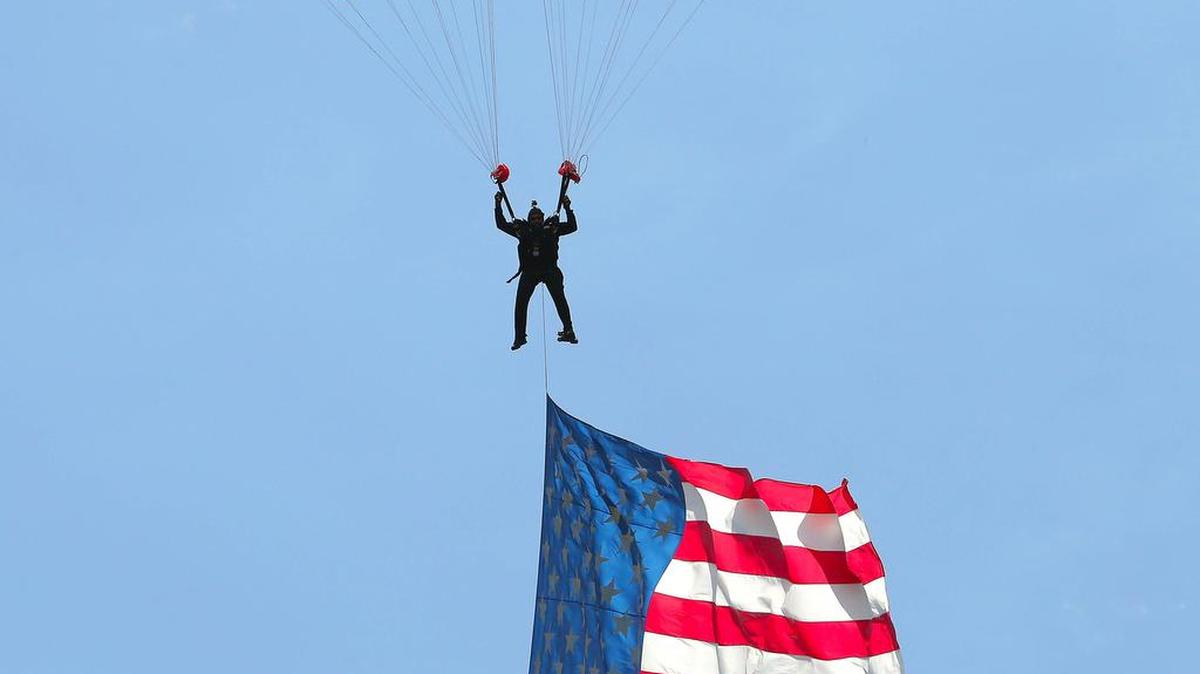 Mike Elliott, miembro del All Veteran Parachute Team y ex Army Golden Knight, salta en paracaídas en Miami Beach el miércoles 11 de noviembre de 2015. Algunas personas saltaron en paracaídas desde un rascacielos en Brickell el Año Nuevo 2023.