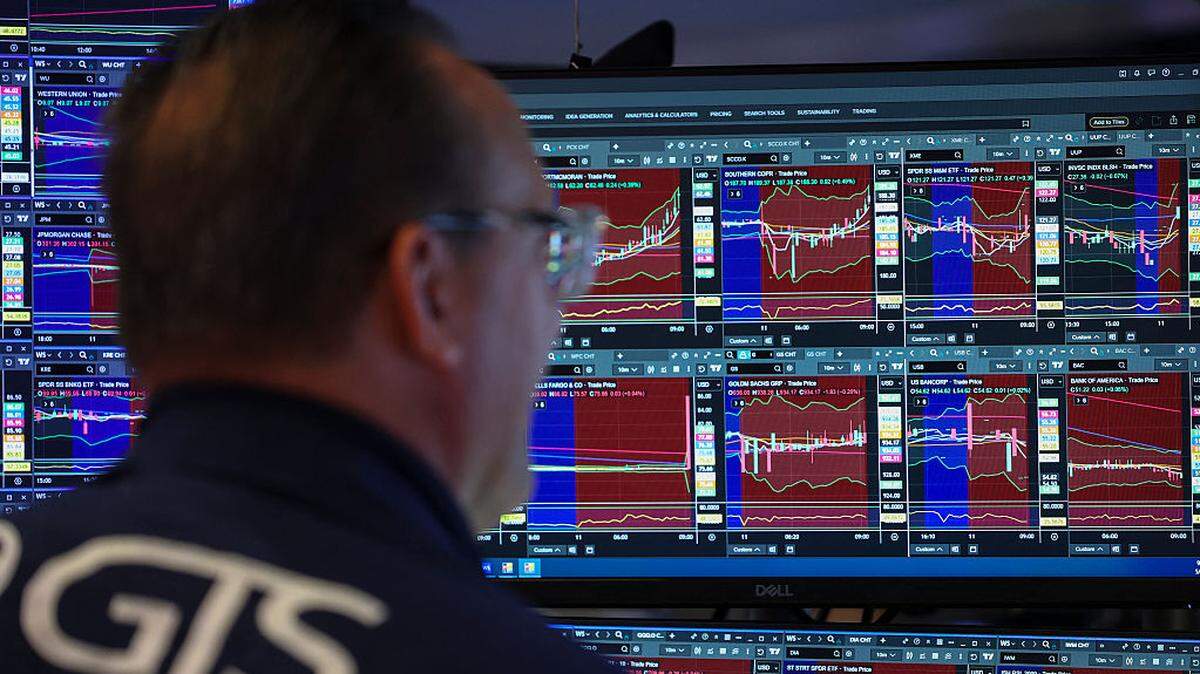 Un agente bursátil examina el comportamiento de las acciones empresariales en la Bolsa de Valores de Nueva York (NYSE), el lunes 11 de mayo de 2026. A pesar de la política de aranceles del presidente Trump y la guerra con Irán, la economía de EEUU se ha mantenido relativamente estable. 