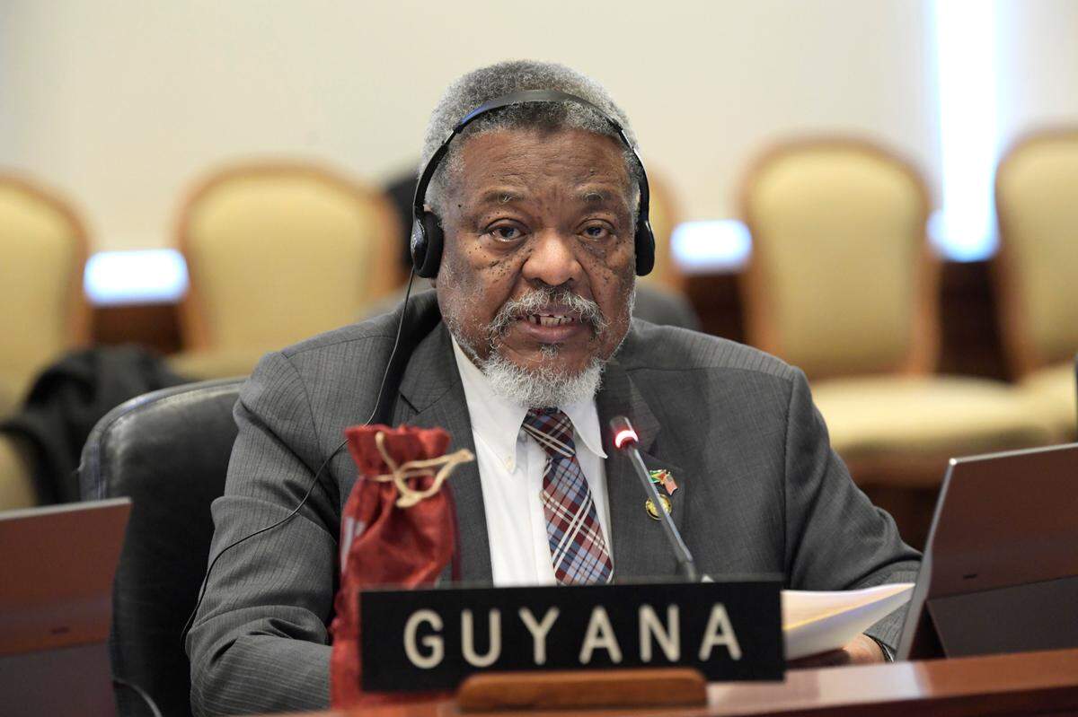 El representante de Guyana ante la Organización de Estados Americanos, Samuel Hinds, participa en una sesión el 12 de diciembre de 2023, la sede de la OEA en Washington, D.C.