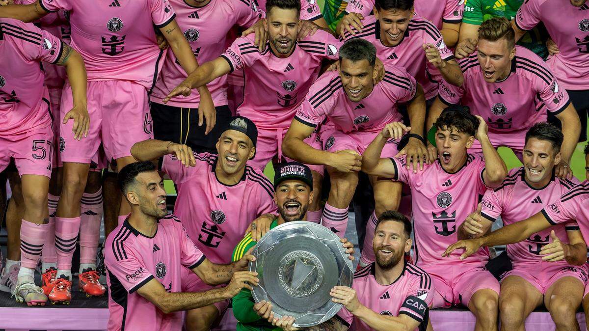 El delantero del Inter Miami, Lionel Messi (der.), celebra con sus compañeros de equipo Sergio Busquets (5), Luis Suárez (9) y Drake Callender (1) tras recibir el título del MLS Supporters’ Shield después de su partido contra New England Revolution, el sábado 19 de octubre de 2024 en el Chase Stadium en Fort Lauderdale, Florida.