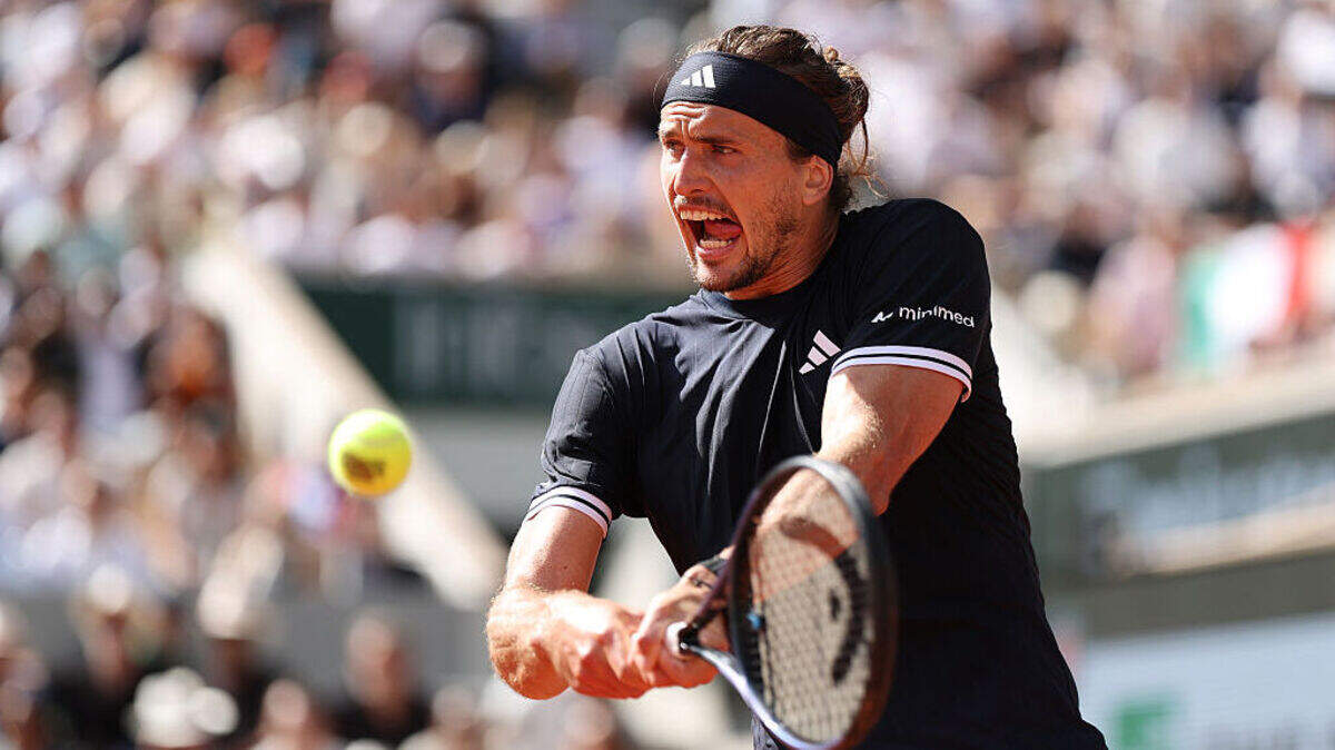Alexander Zverev terminó por fin con su particular maldición este domingo en París y ganó su primer título del Grand Slam al conquistar Roland Garros tras vencer en la final a Flavio Cobolli por 6-1, 4-6, 6-4, 6-7 (5/7) y 6-1.