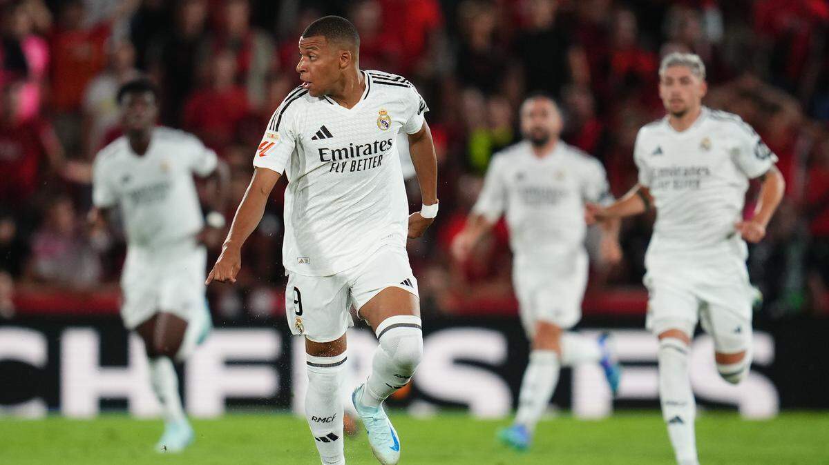 El delantero del Real Madrid Kylian Mbappé conduce la pelota durante el partido de la liga española ante el Mallorca, celebrado el 18 de agosto de 2024 en Mallorca.